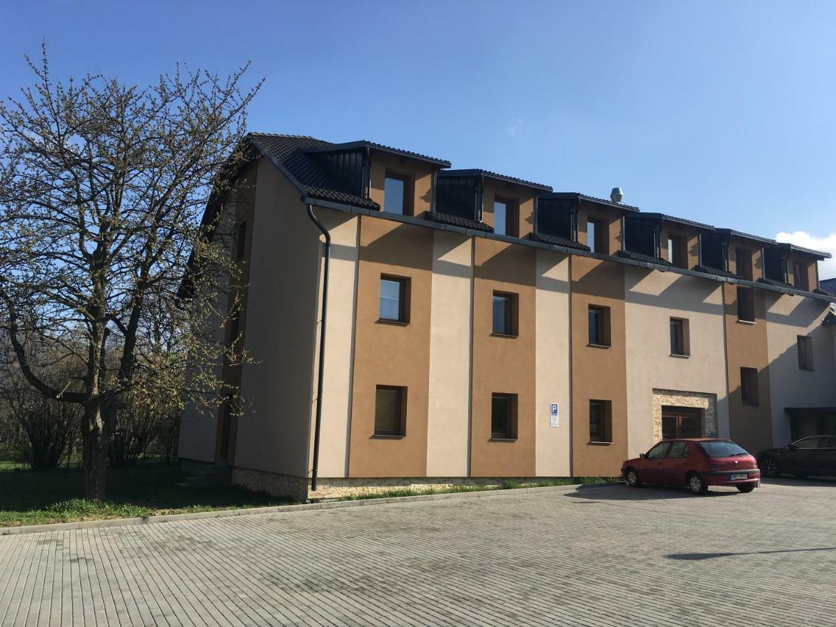 Apartman Dlouhe Strane Лоучна-над-Десноу Екстер'єр фото